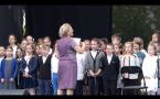 Dzień Babic - chór szkolny na scenie w Zielonkach
